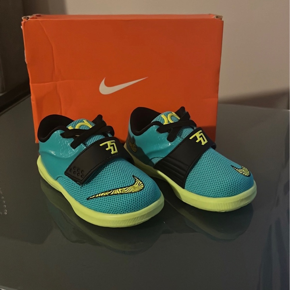 Toddler kids Nike sneakers